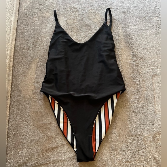 one piece - Picture 2 of 2